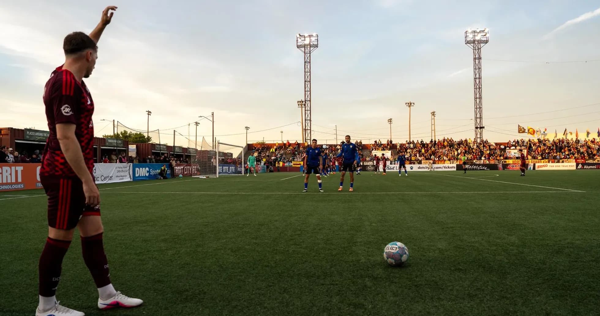Futbol matçı üçün azarkeşlər dolu stadion