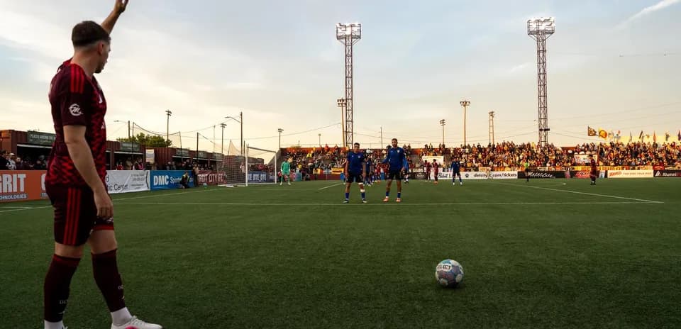Futbol matçı üçün azarkeşlər dolu stadion