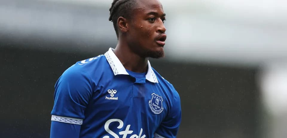 Futbolçu Everton formasında sahədə durur