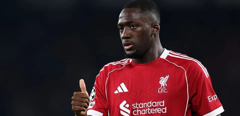 Futbolçu Liverpool formasında barmaq işarəsi edir