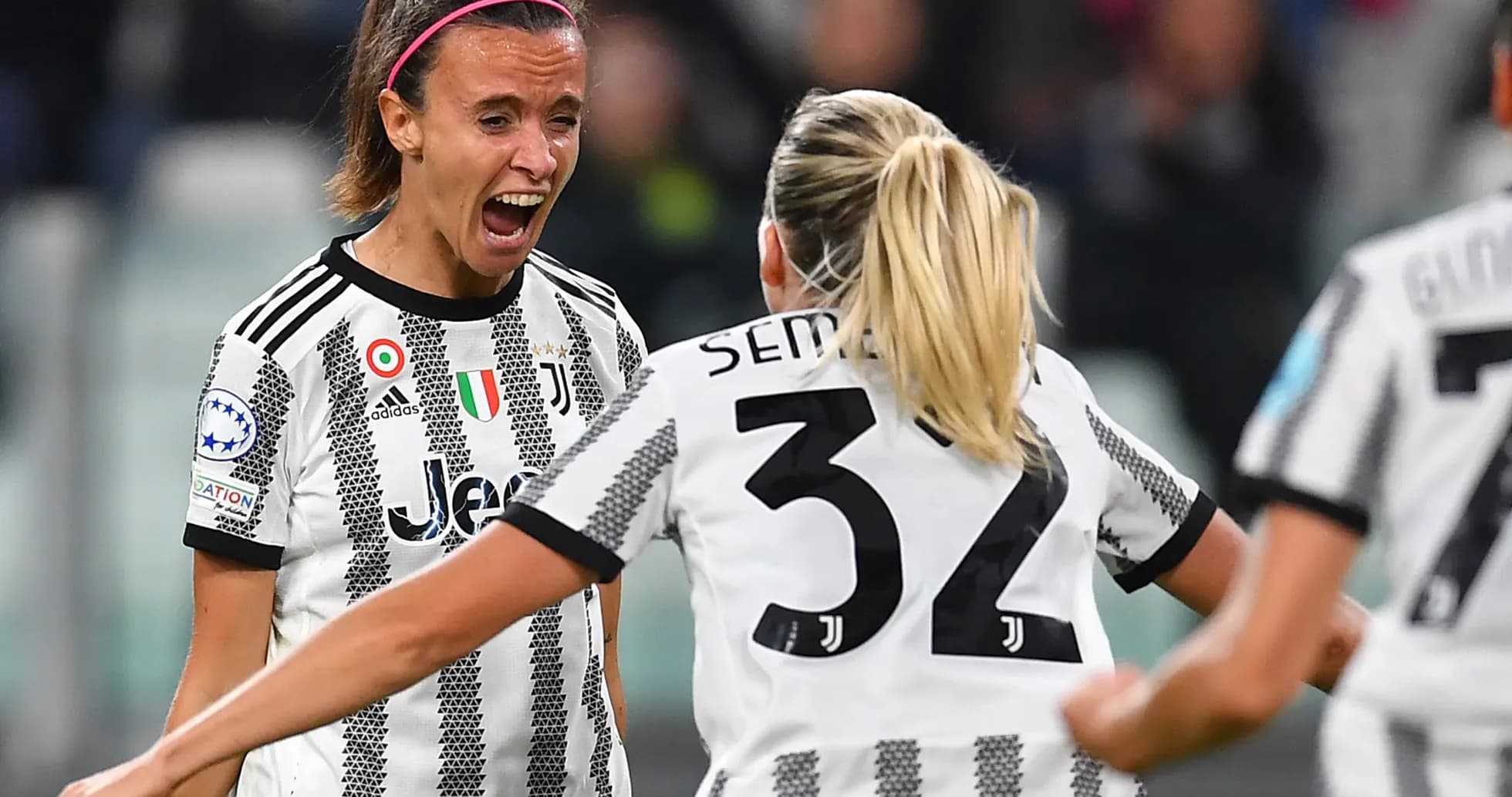 Juventus qadın futbolçuları sevinir