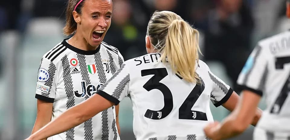 Juventus qadın futbolçuları sevinir