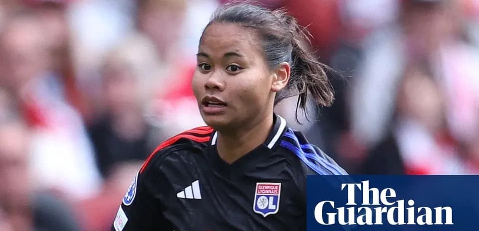 Futbolçu topa doğru qaçır, Lyon formasında