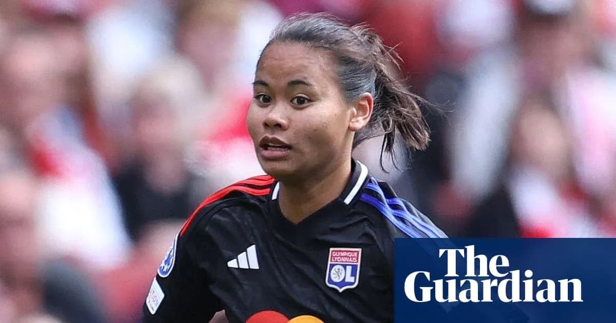 Futbolçu topa doğru qaçır, Lyon formasında