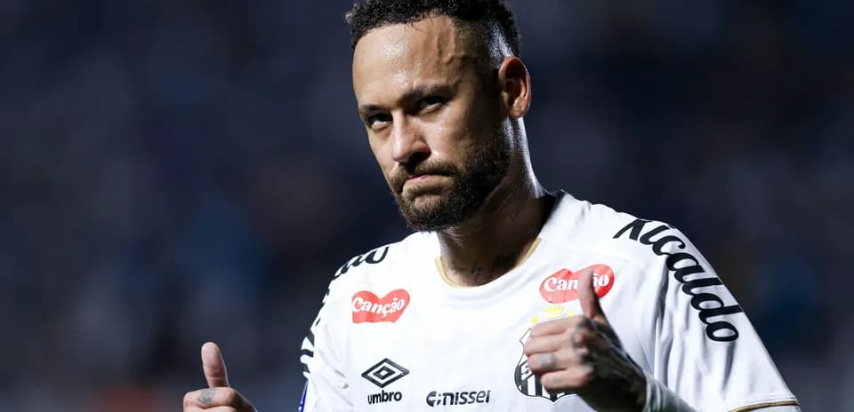 Futbolçu Neymar iki barmağı ilə işarə edir