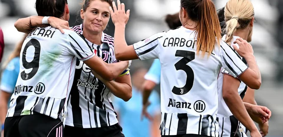 Juventus qadın futbolçuları bir-birini təbrik edir