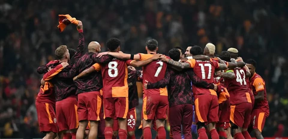 Galatasaray futbolçuları qələbəni qeyd edirlər