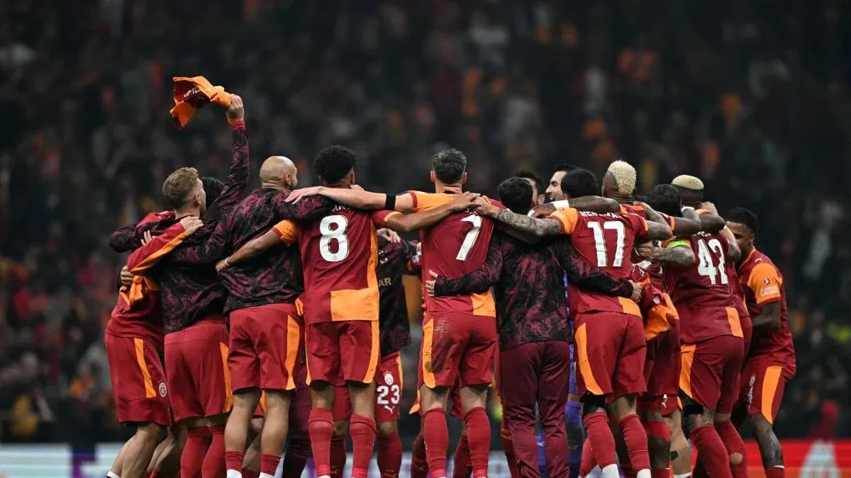 Galatasaray futbolçuları qələbəni qeyd edirlər