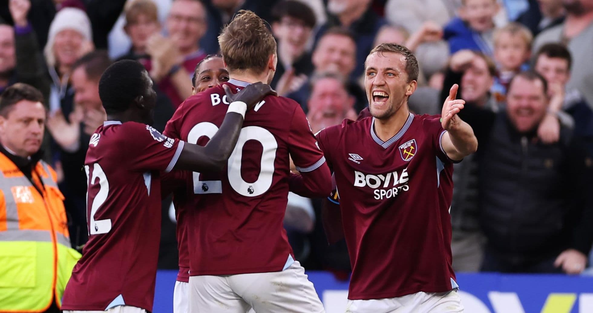 Qol vurduqdan sonra West Ham oyunçuları sevinir