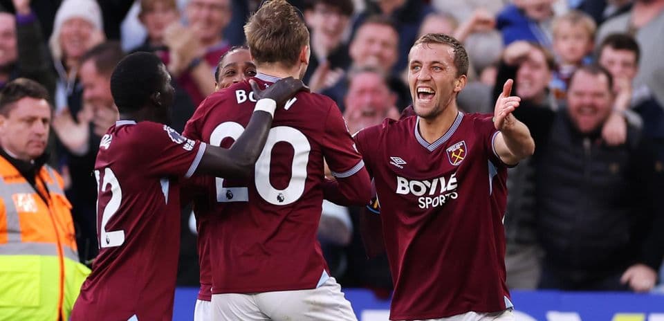 Qol vurduqdan sonra West Ham oyunçuları sevinir
