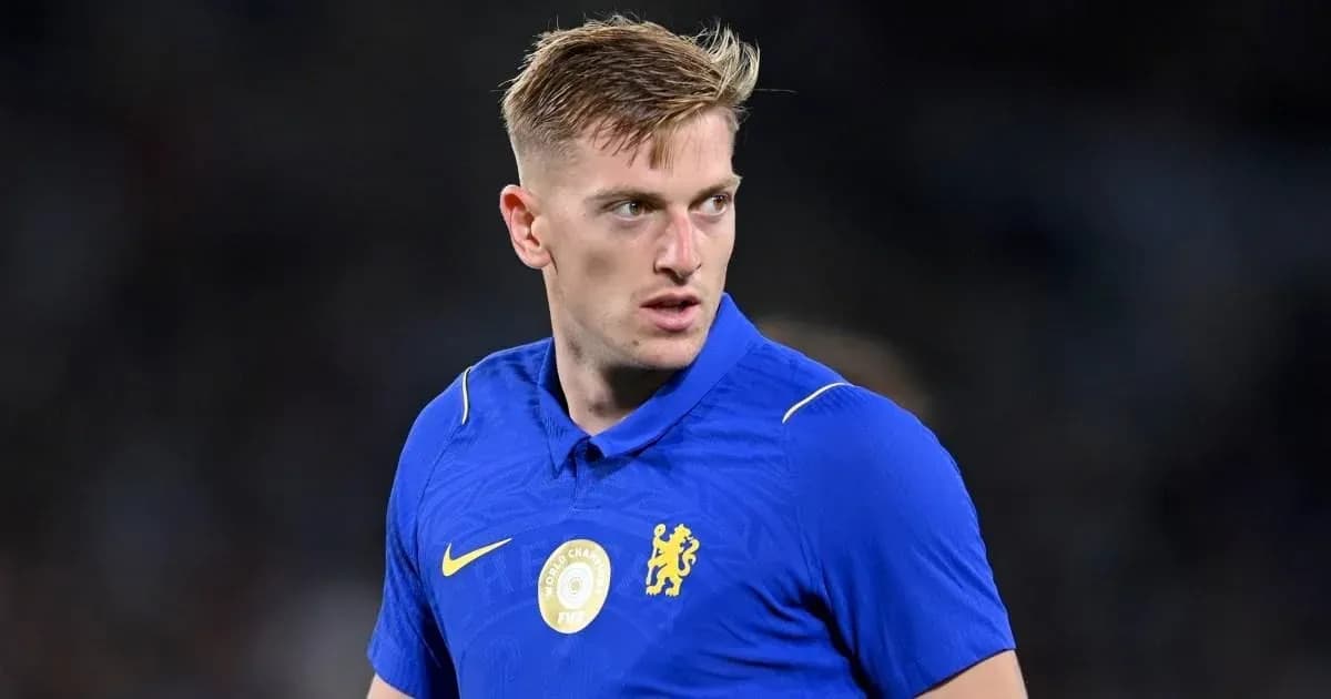 Futbolçu mavi forma ilə sahədə dayanıb