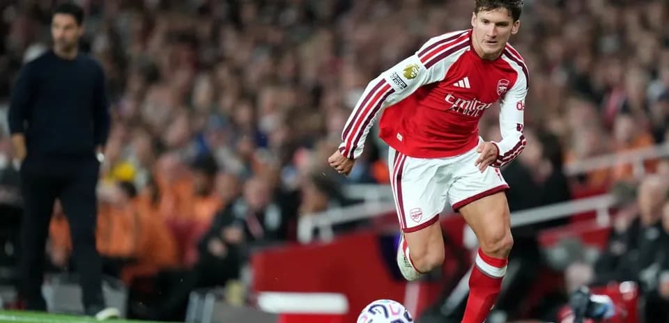 Arsenal player dribbling the ball during match