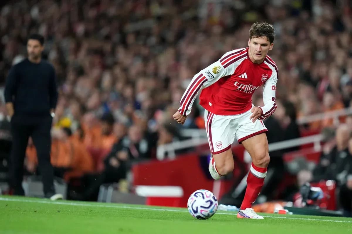 Arsenal player dribbling the ball during match