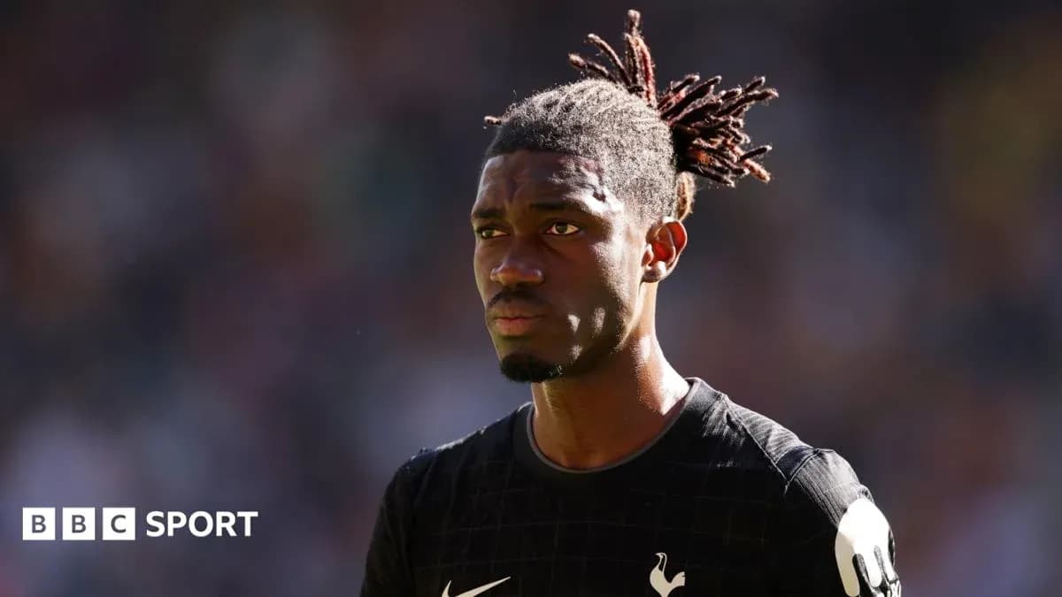Futbolçu matç zamanı diqqətli görünüşdə