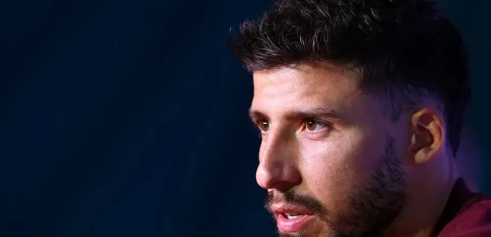 Futbolçu mətbuat konfransında danışır