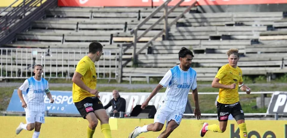 Universitatea Craiova futbolçusu topu irəliləyir