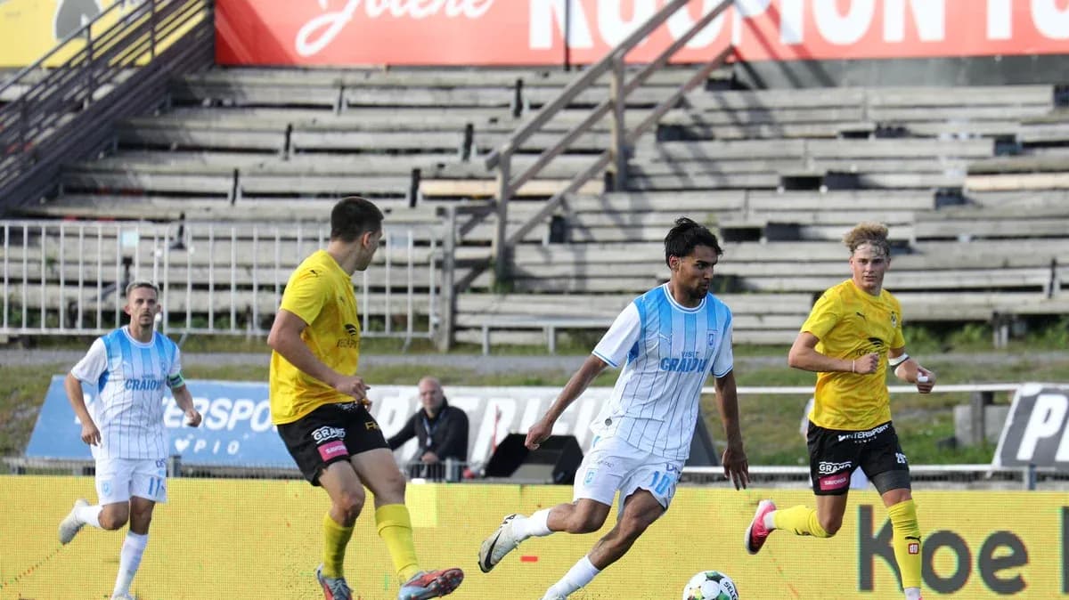 Universitatea Craiova futbolçusu topu irəliləyir