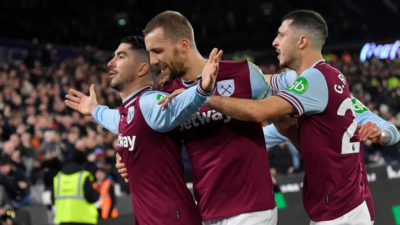 Qələbədən sonra sevinən West Ham futbolçuları