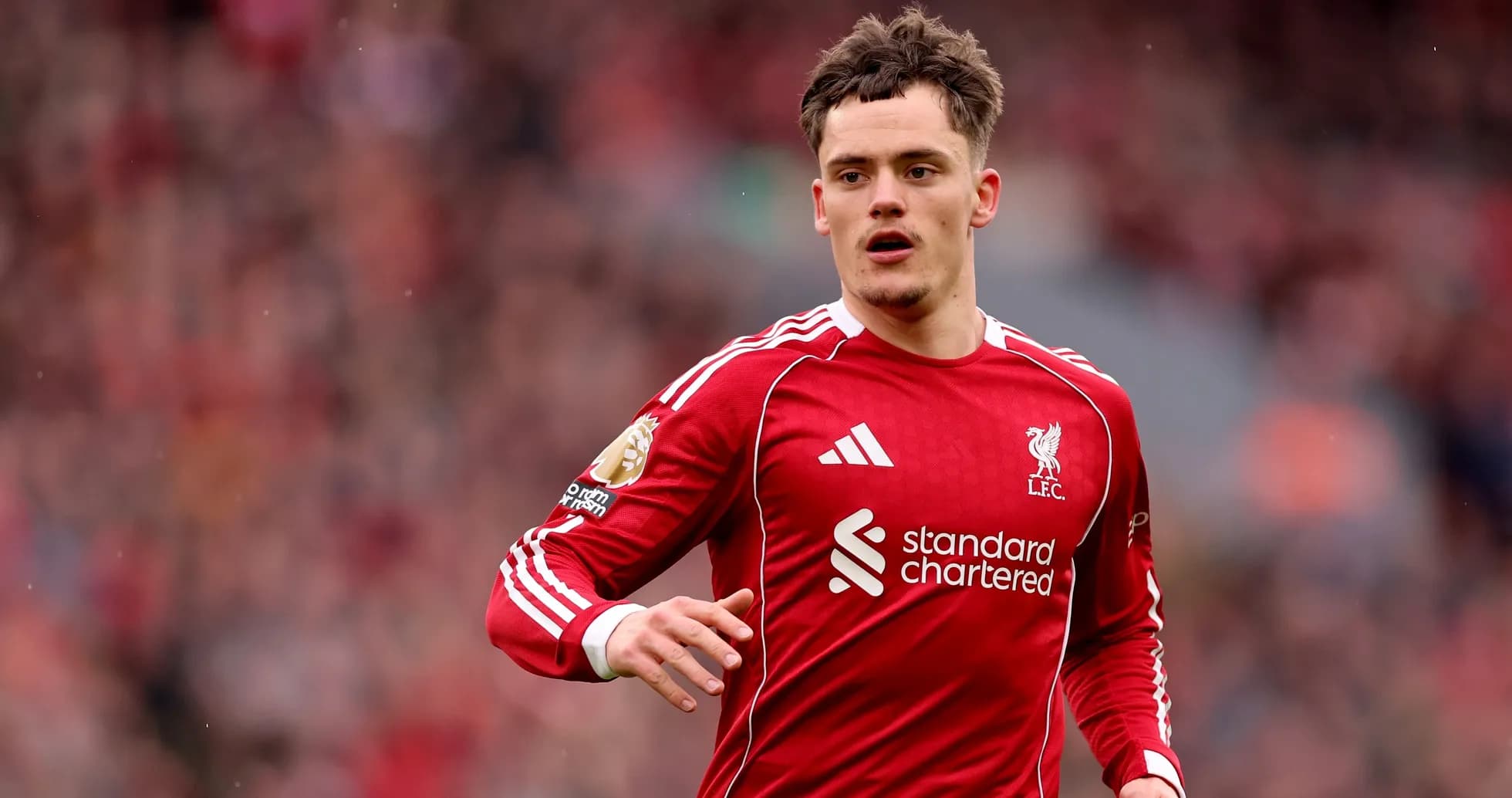 Futbolçu Liverpool formasında meydanda qaçır