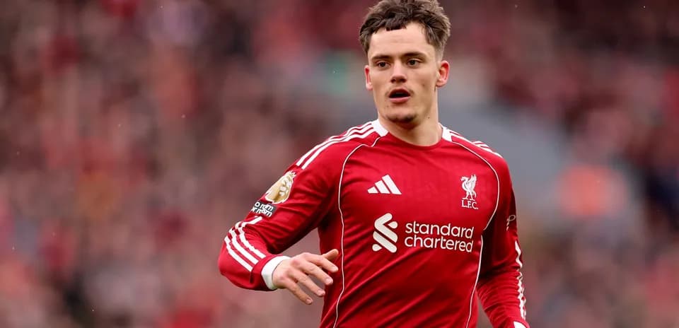 Futbolçu Liverpool formasında meydanda qaçır
