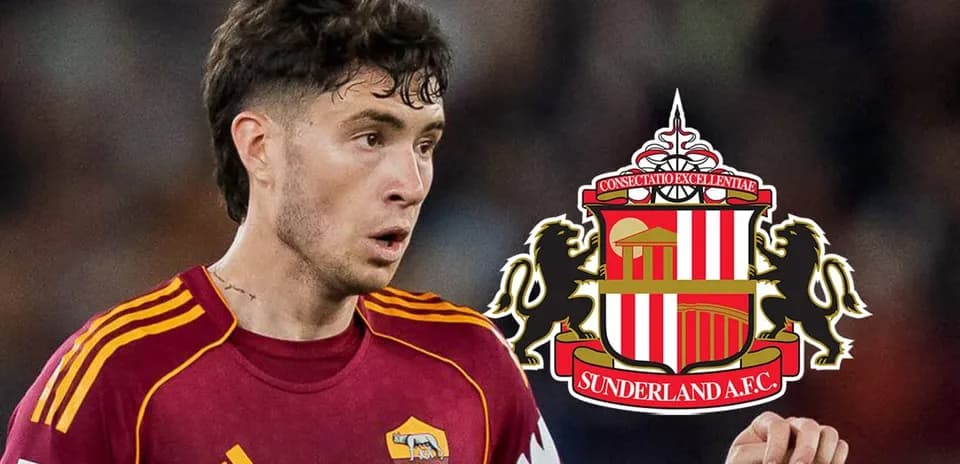 Futbolçu Roma formasında, Sunderland emblemi arxada