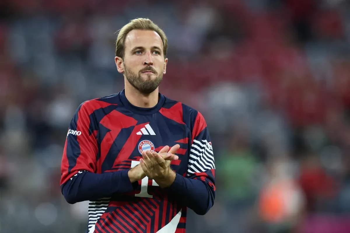 Futbolçu Bayern München formanı geyinib alqışlayır