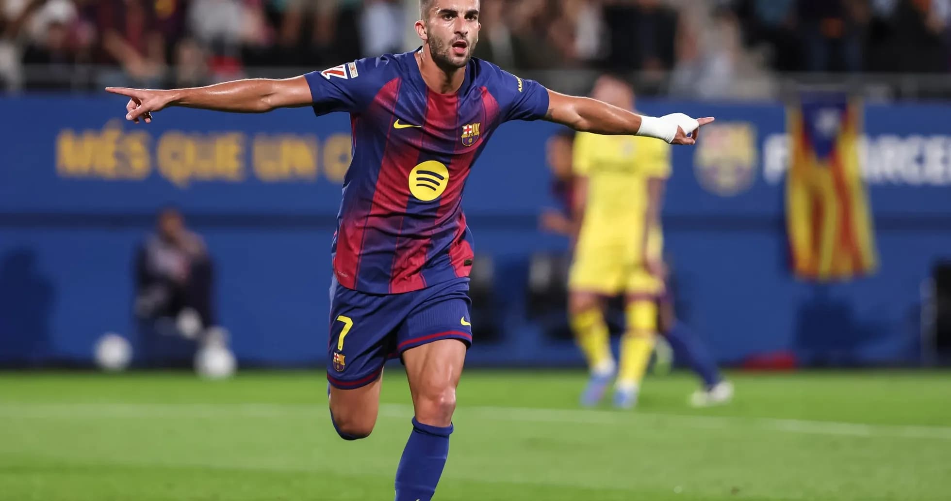 Barcelona futbolçusu qolu qeyd edir