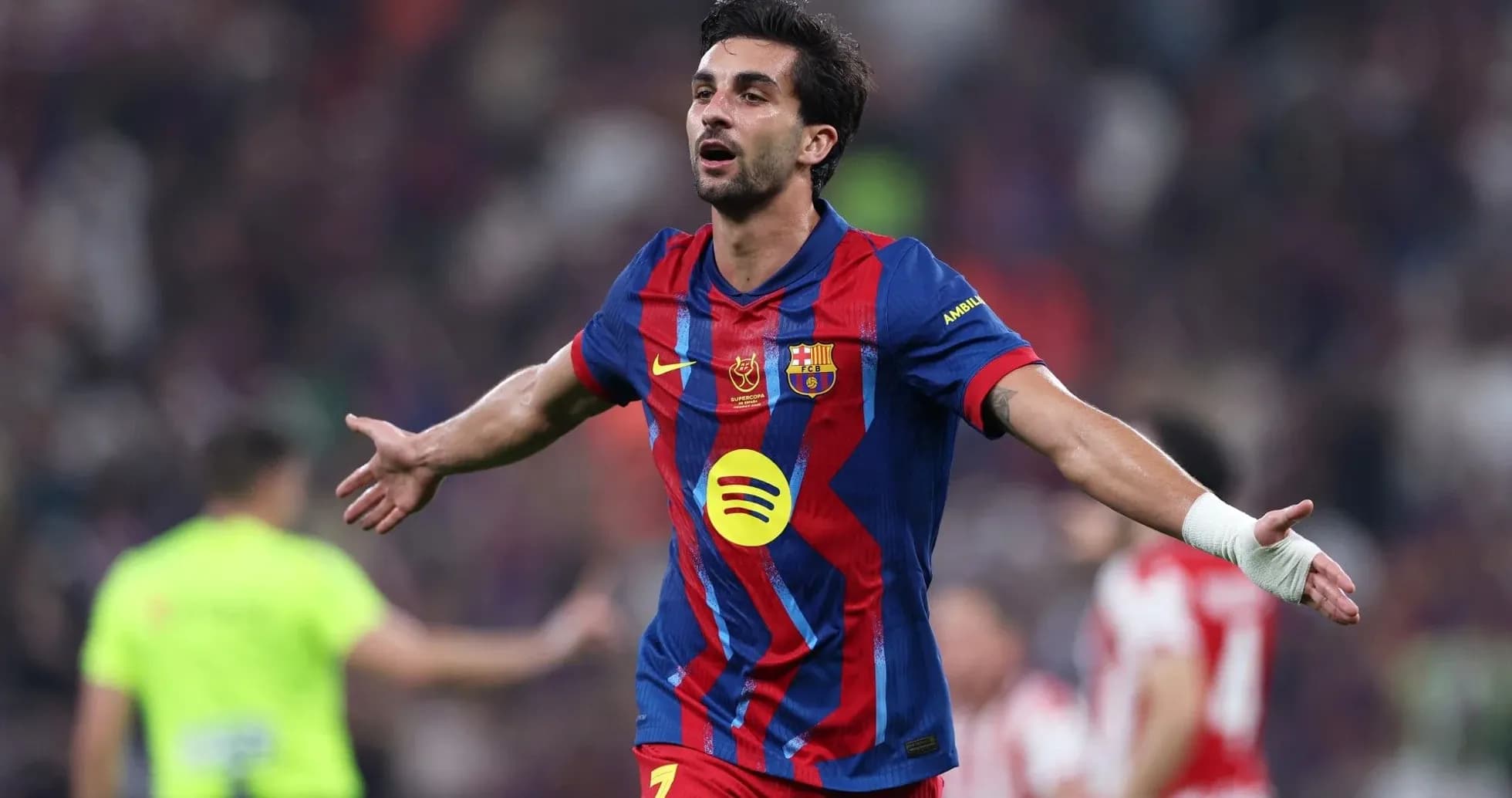 Futbolçu sevinclə qol qeyd edir stadionda