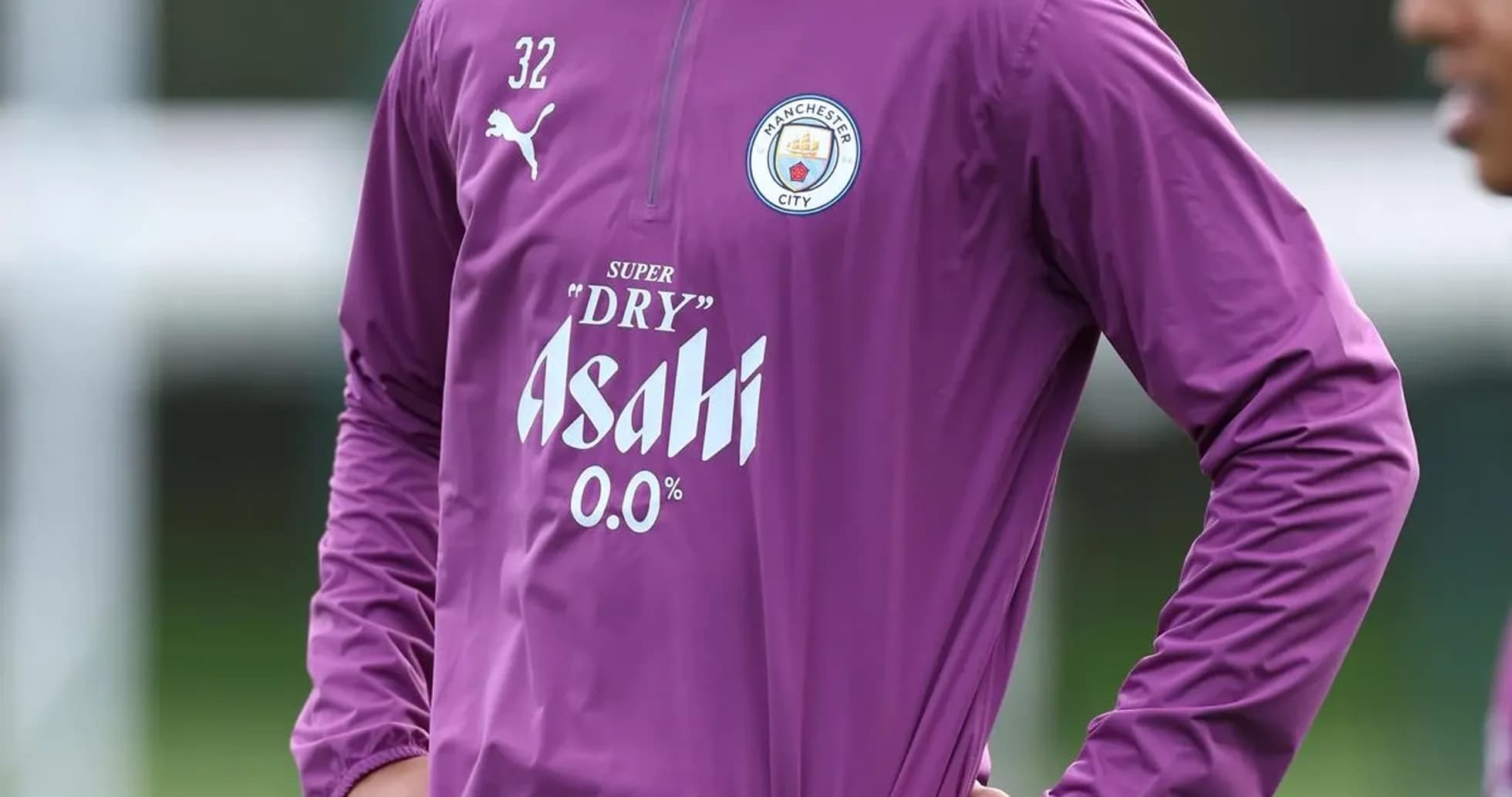 Futbolçu məşq zamanı Asahi forma geyinib