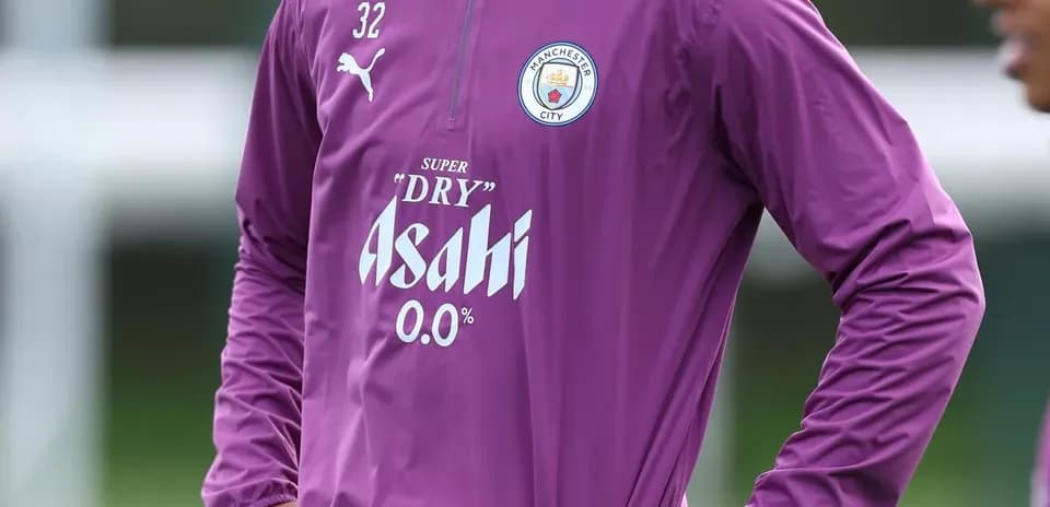 Futbolçu məşq zamanı Asahi forma geyinib