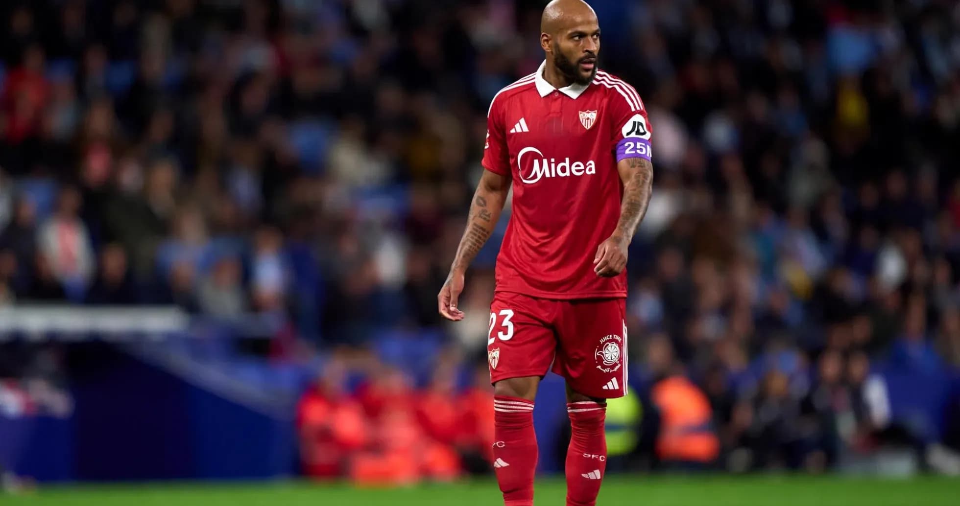 Sevilla futbolçusu meydanda