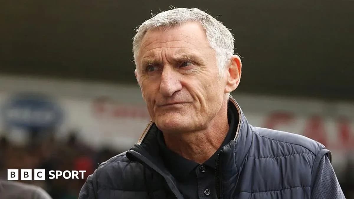 Menecer stadionu yaxınlığında danışır