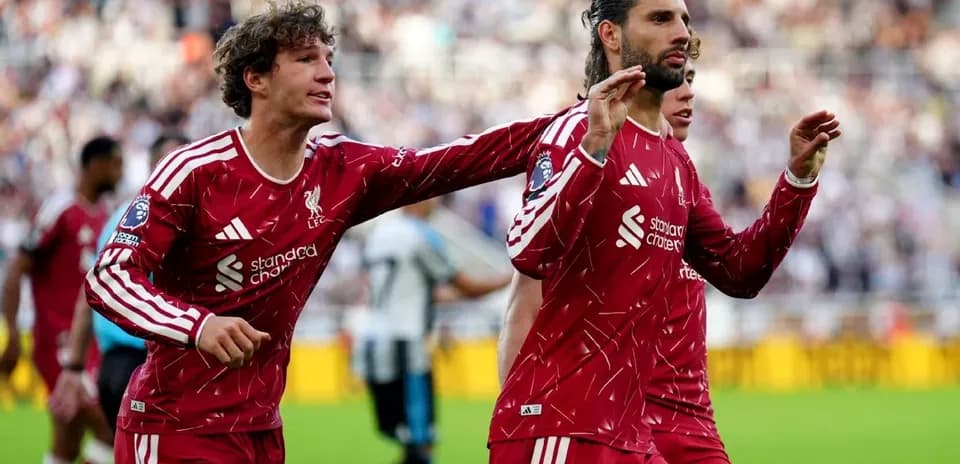 Liverpul futbolçuları qolu qeyd edirlər