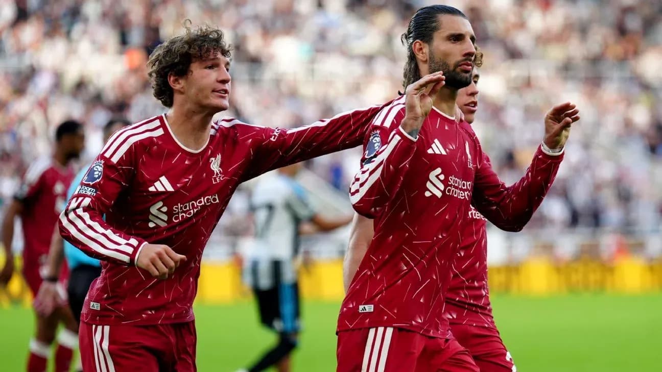 Liverpul futbolçuları qolu qeyd edirlər