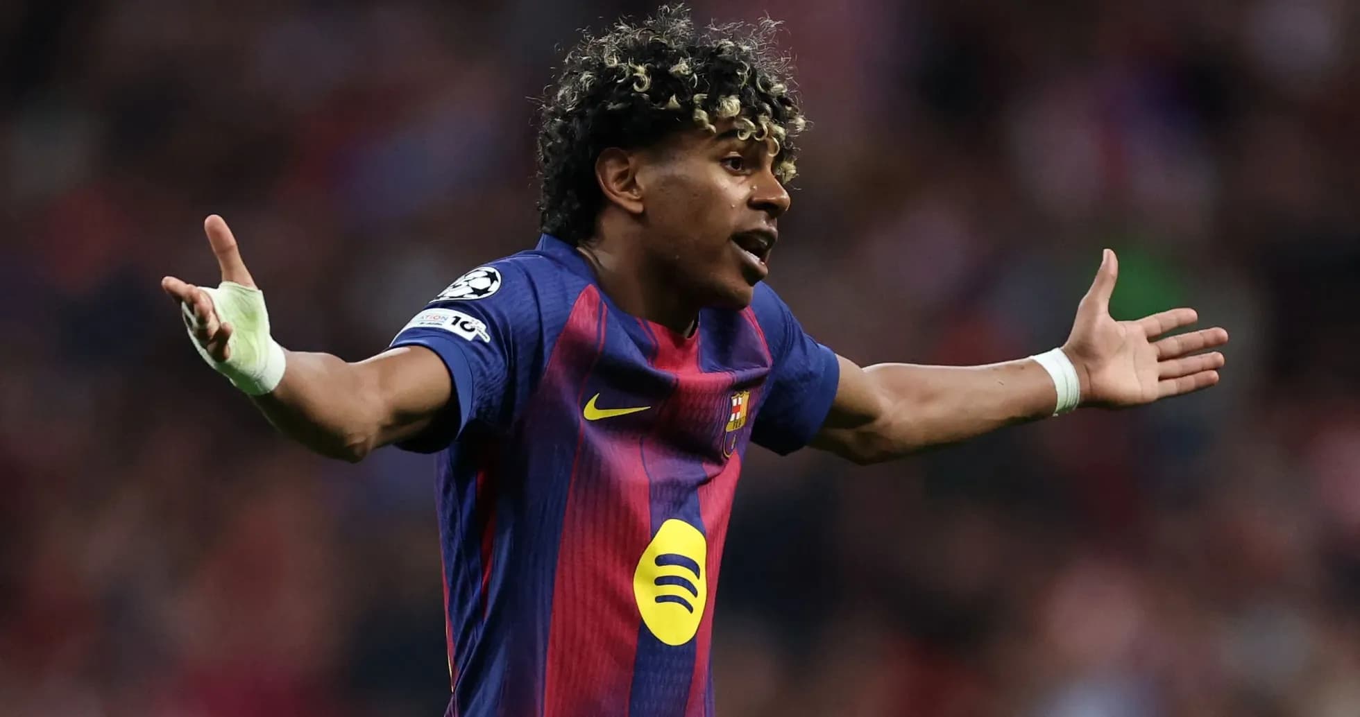 Futbolçu Barcelona formasında matçda hərəkət edir