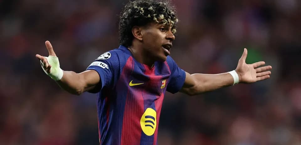 Futbolçu Barcelona formasında matçda hərəkət edir