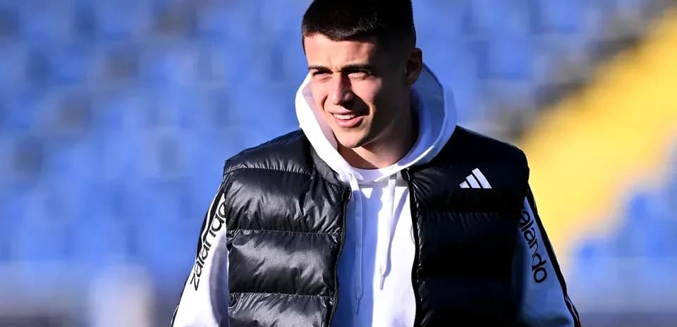Futbolçu məşq sahəsində geyimdə görünür