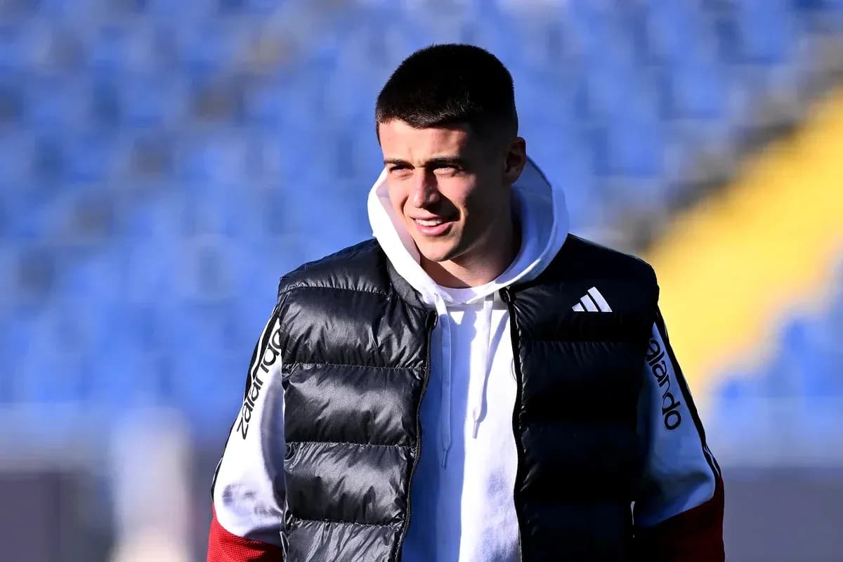 Futbolçu məşq sahəsində geyimdə görünür