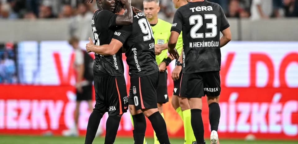 Beşiktaş oyunçuları bir-birini təbrik edir