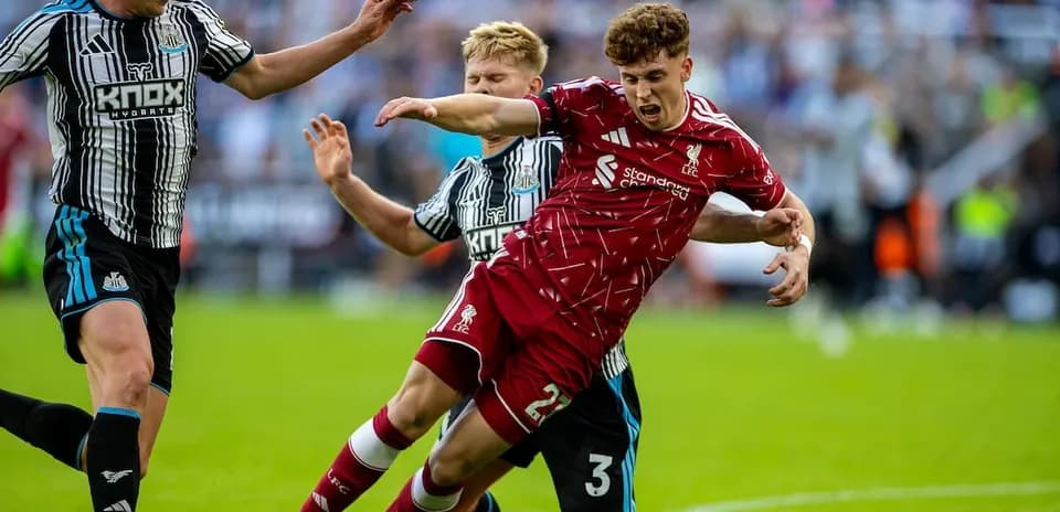 Newcastle və Liverpool oyunçuları top üçün mübarizə aparır