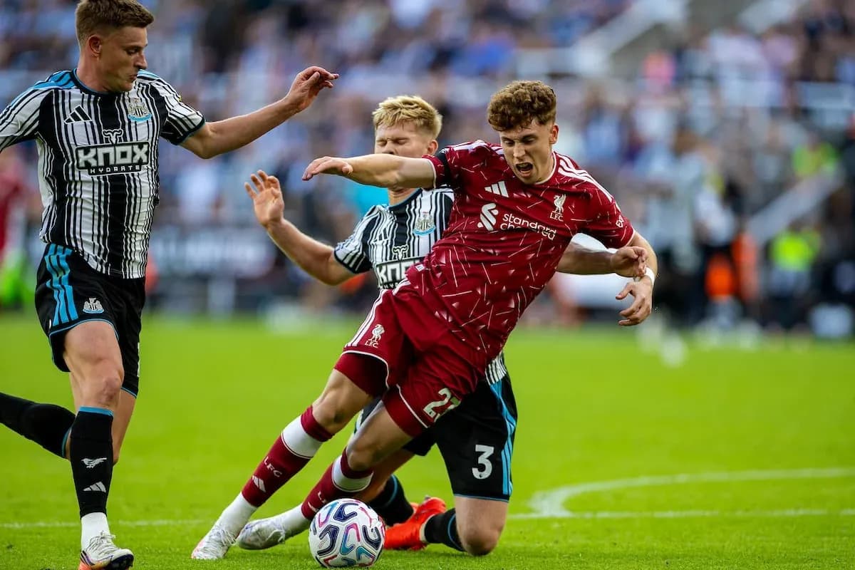 Newcastle və Liverpool oyunçuları top üçün mübarizə aparır