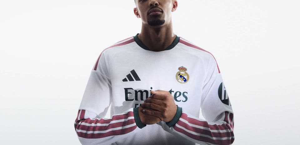 Futbolçu Real Madrid formasında poz verir