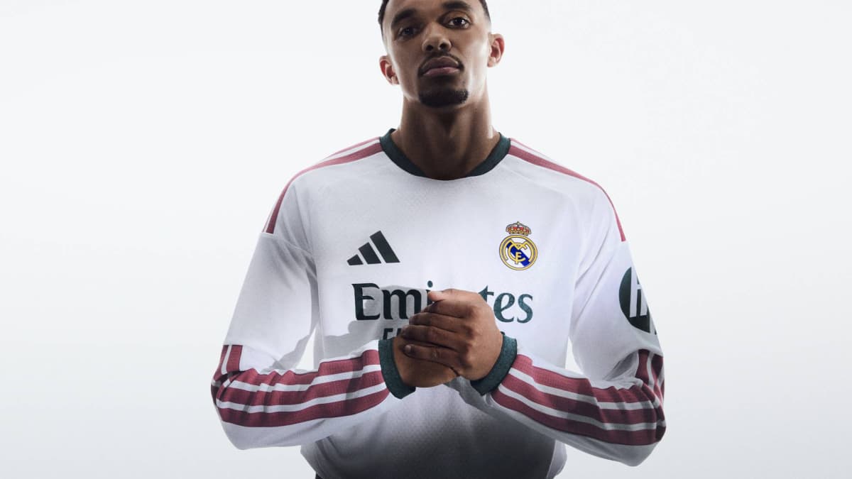 Futbolçu Real Madrid formasında poz verir