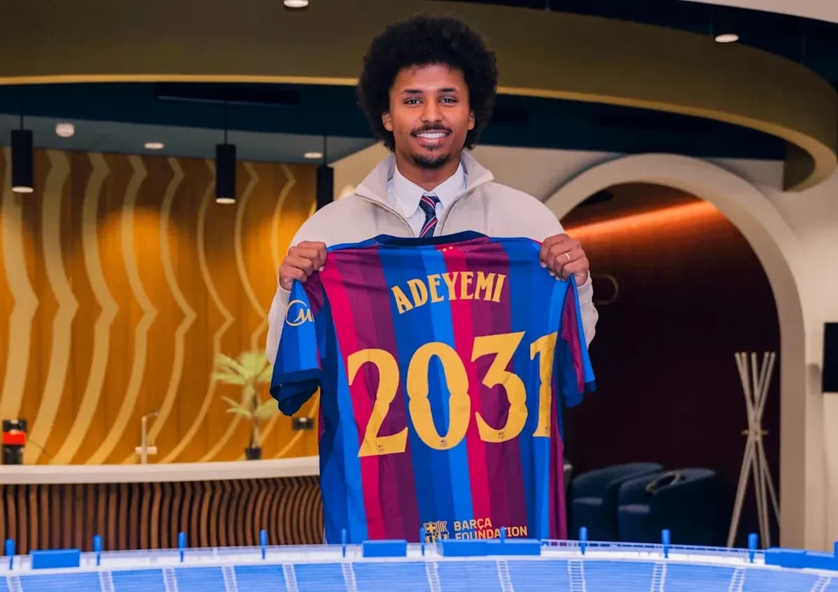 Futbolçu Adeyemi yeni Barcelona formasını tutaraq