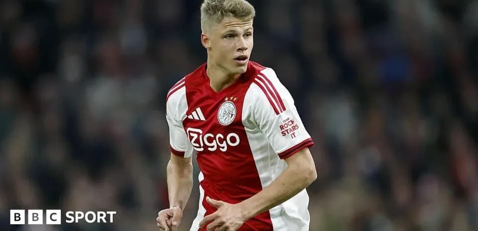 Futbolçu Ajax formasında sahədə hərəkət edir