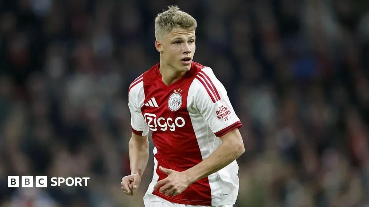 Futbolçu Ajax formasında sahədə hərəkət edir