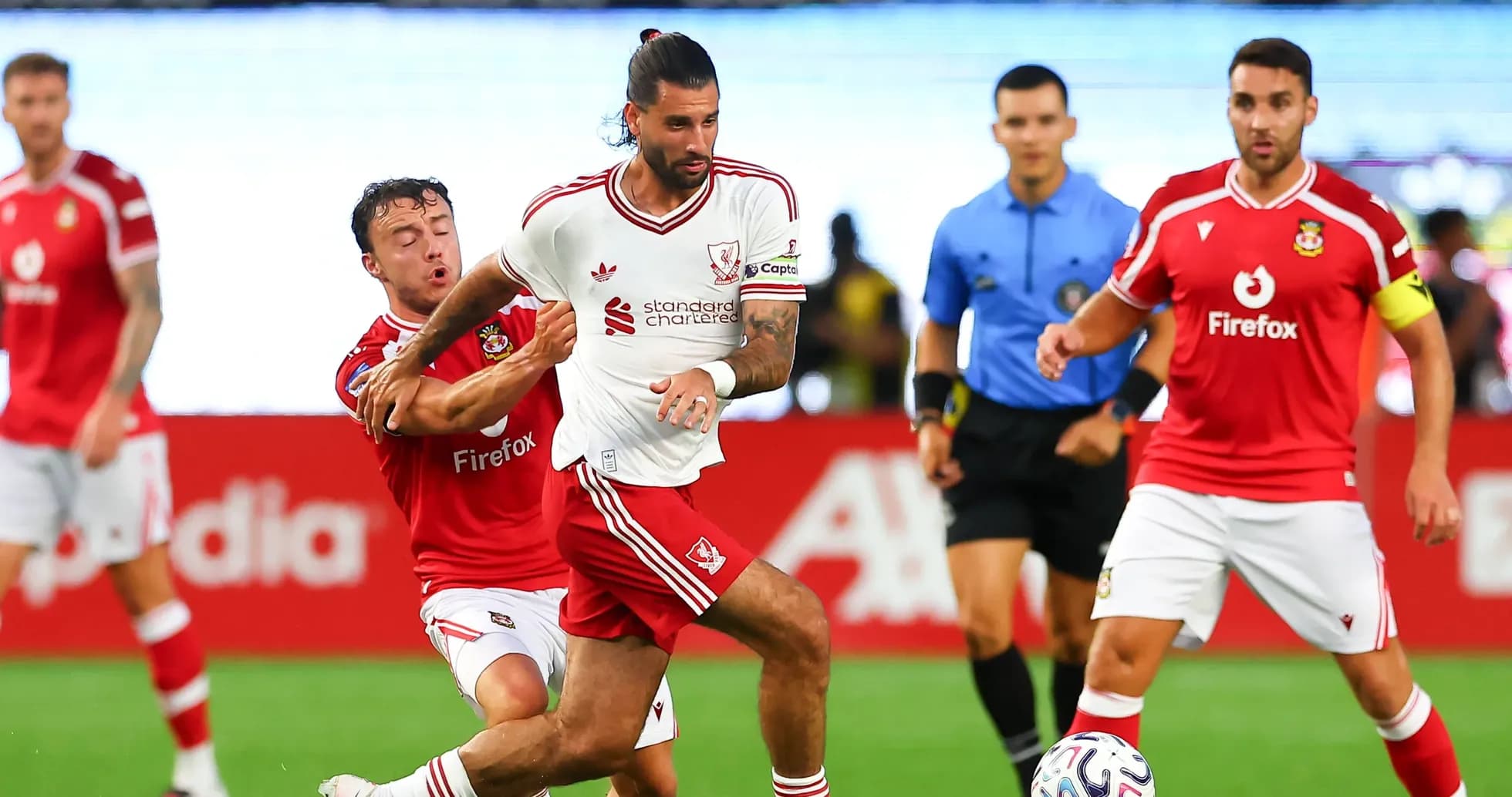 İki futbolçunun top üçünə mübarizə aparması