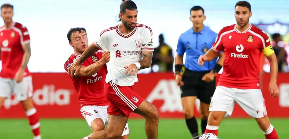 İki futbolçunun top üçünə mübarizə aparması