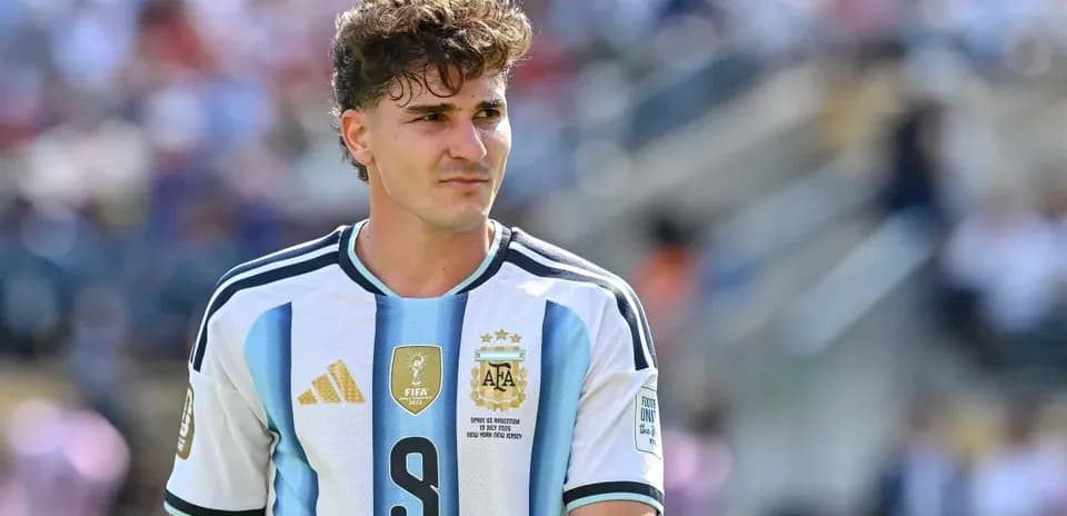 Futbolçu Argentina formasında oyun sahasında