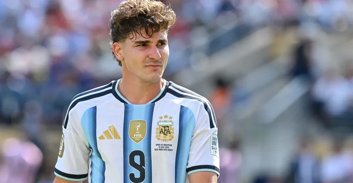 Futbolçu Argentina formasında oyun sahasında